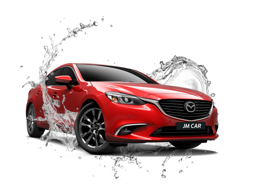 Vehículo turismo Mazda de color, en proceso de limpieza, con chorros de agua.