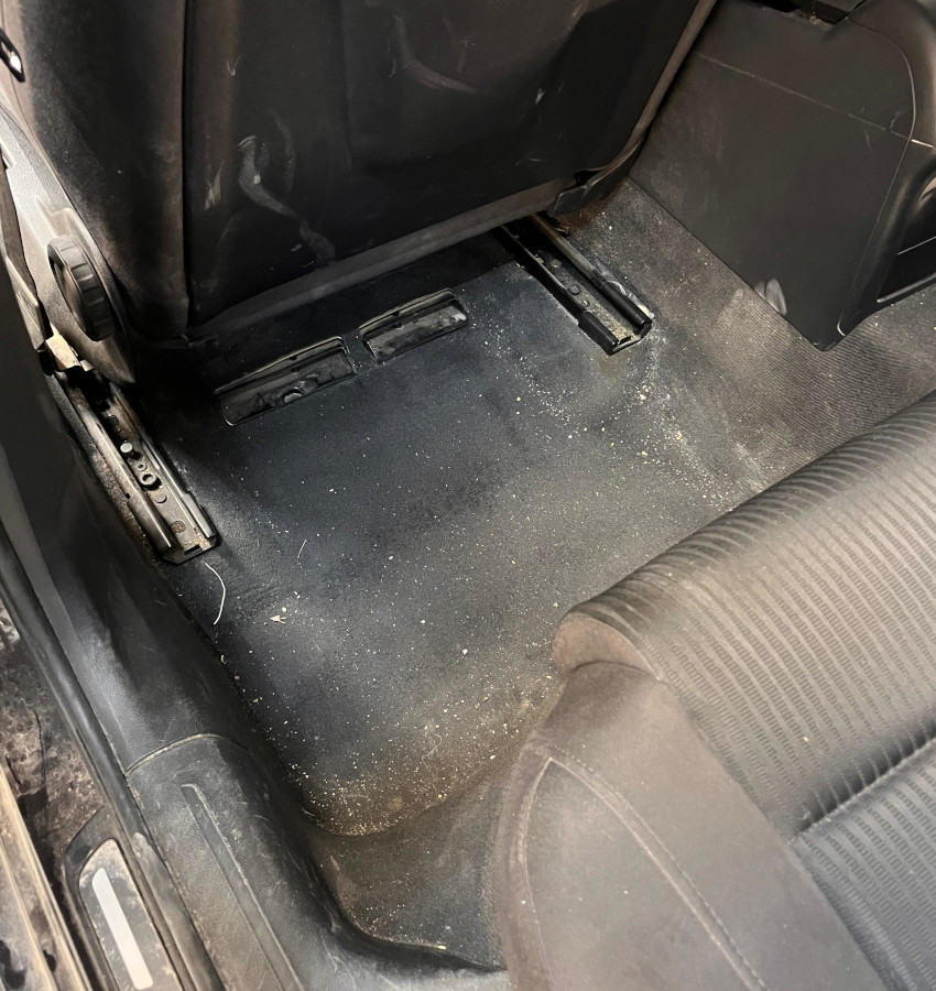 Interior de coche con tapicería sucia