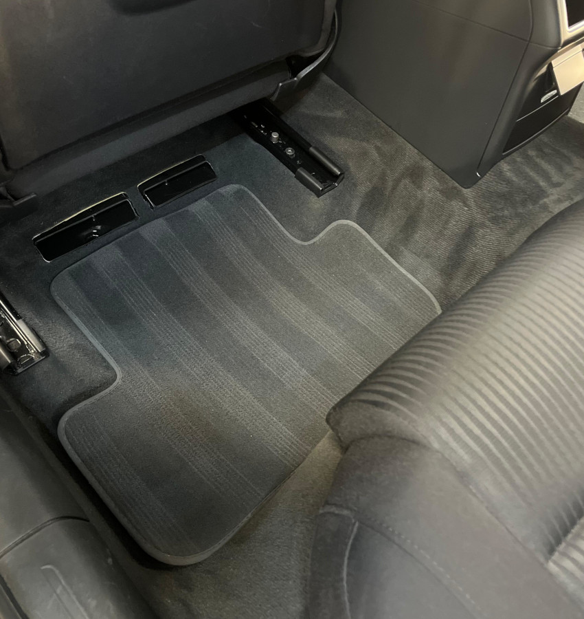 Interior de coche con tapicería y alfombrillas limpias y aspiradas