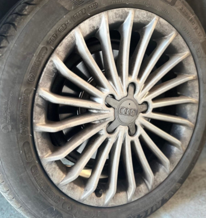 Llantas y ruedas sucias de un coche marca Audi