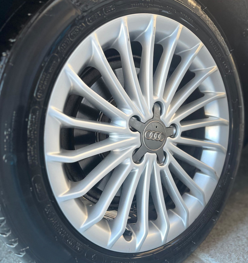 Llantas y ruedas limpias de un coche marca Audi