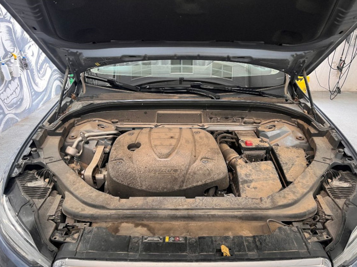 Motor de un vehículo ensuciado de barro