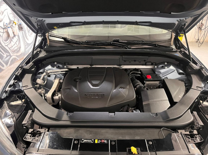 Motor de un vehículo limpio y tratado