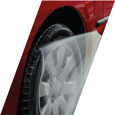 Limpiando las llantas de un coche con una pistola de agua a presión.